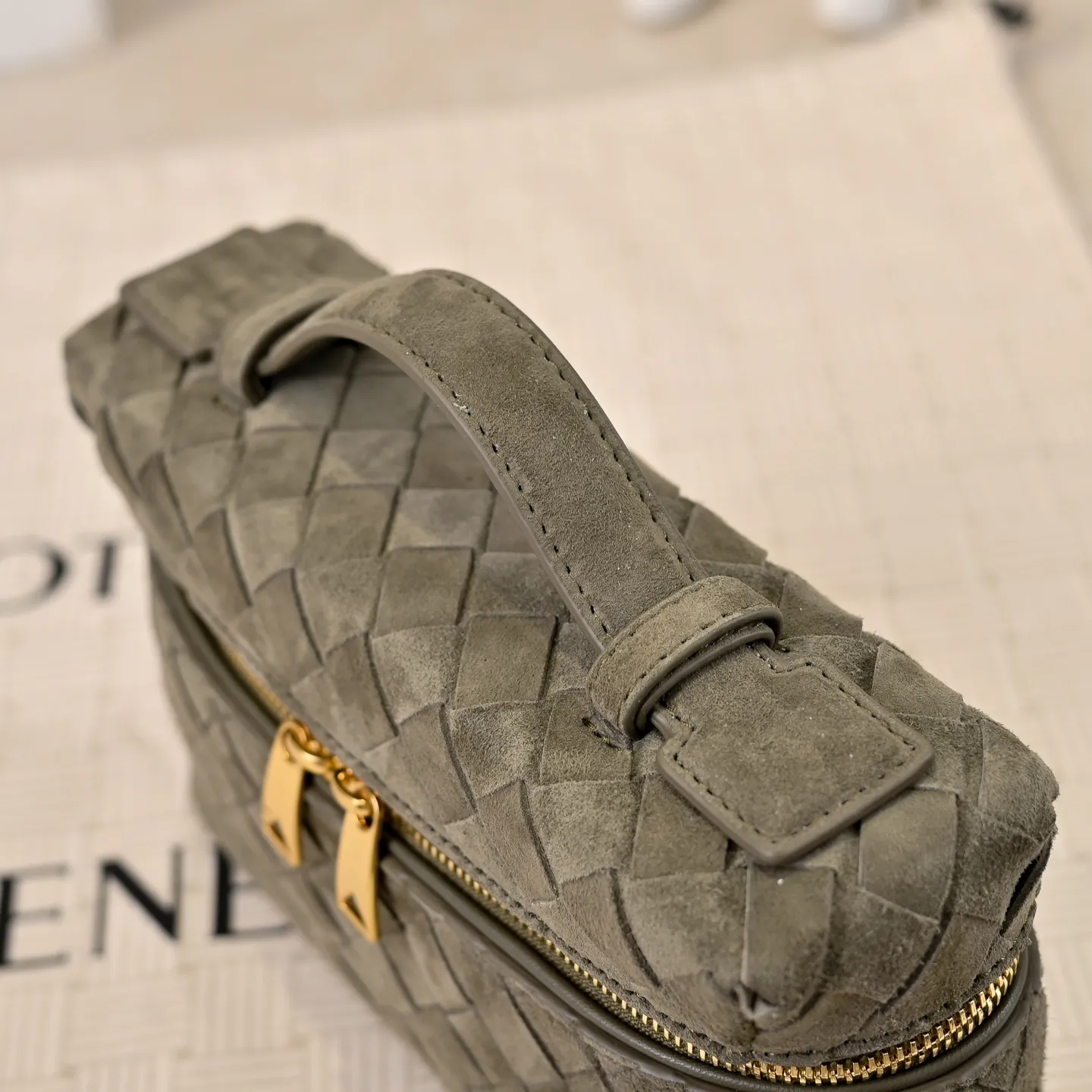 Batch 1360 #BV new Vanity Case suede cosmetic bag 🎈 is a super practical and stylish box cosmetic bag [Fireworks], using the brand's most classic cowhide weaving, with two-way zipper opening and closing, the overall style is retro and elegant, the top handle can be adjusted at will, the hand-held elegant temperament, cross-body casual and casual, unlocking various concave shape scenes 🎬 Model: 9109 Size: 22x12.5x5